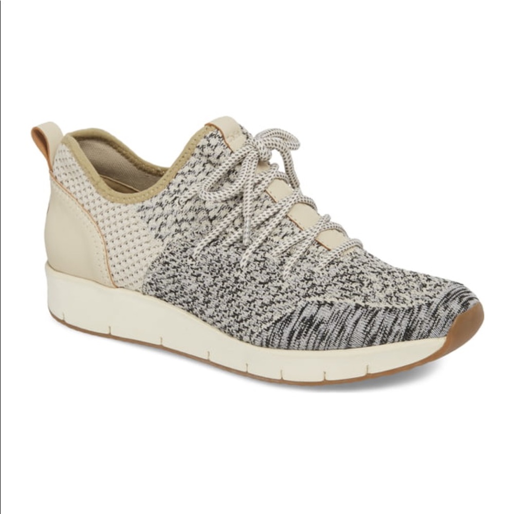 OTBT • Marine sneaker • EUC • 9.5 • bone fabric